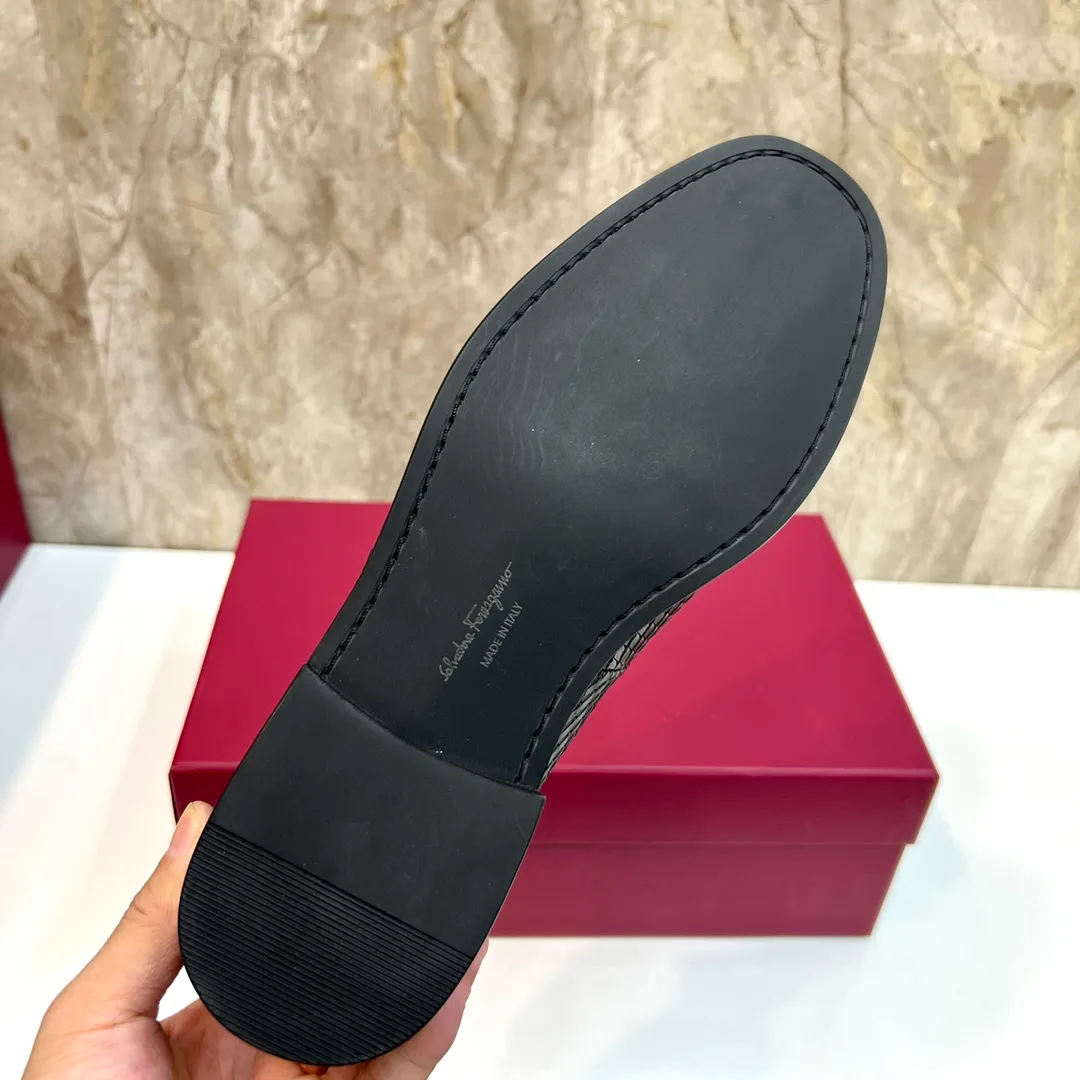 Original quality P580 Brand: Ferragamo Standard size: Men's size 38/44 (45 can be customized) Grade: Same style as the official website High-quality men's shoes Material: Customized first-layer calfskin with water-dyed cowhide lining Cowhide tiptoe Original non-slip and wear-resistant rubber outsole Style category: Men's formal business leather shoes Young and fashionable European and American trends British style Casual matching Comfortable feet Color: Actual picture